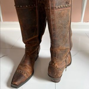 Ariat leather boots size 6, like new.